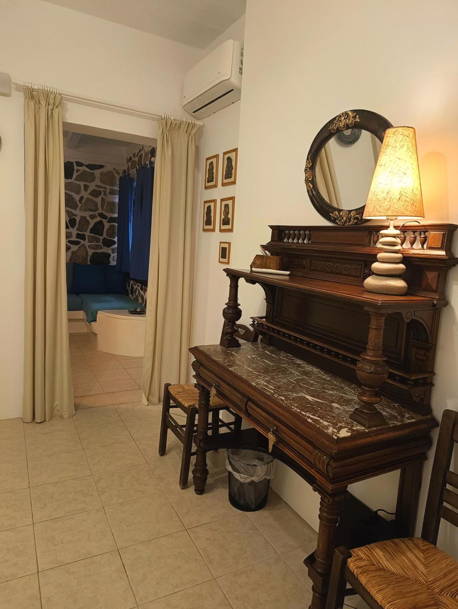 Moschatos Beach House Kamari  Room photo
